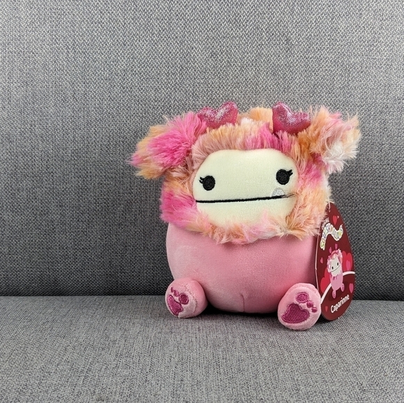 Squishmallows Caparinne the Valentine Yeti Bigfoot 5" - Picture 1 of 4